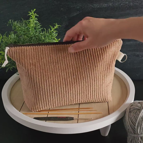 Video: Die Projekttasche „Sandstille“ im Einsatz – praktischer, stilvoller Stauraum für deine Handarbeiten.