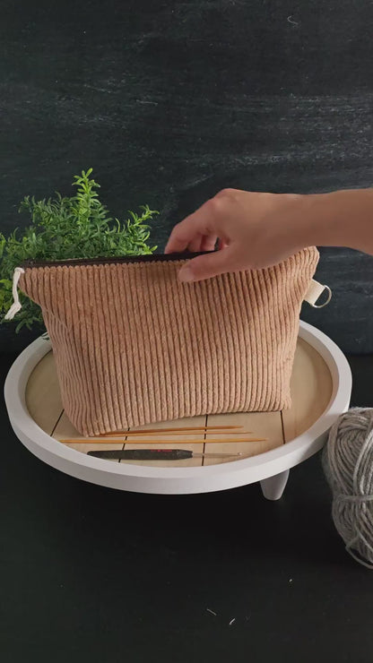 Video: Die Projekttasche „Sandstille“ im Einsatz – praktischer, stilvoller Stauraum für deine Handarbeiten.