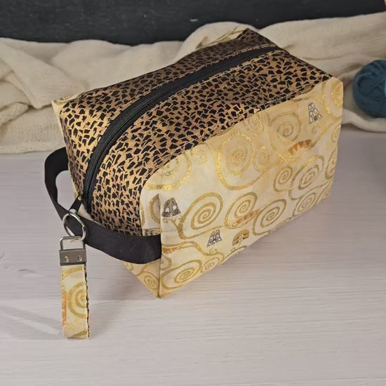 Fenja Bag auf einem Schreibtisch platziert, gefüllt mit Wolle, ideal als Geschenk für Kreative.