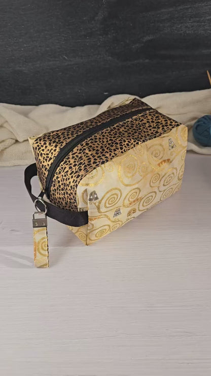 Fenja Bag auf einem Schreibtisch platziert, gefüllt mit Wolle, ideal als Geschenk für Kreative.