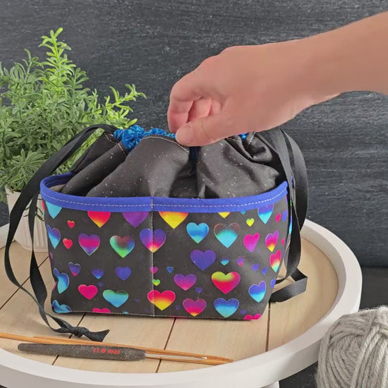 Video: Die Edda Bag „Rainbow Love“ in Aktion – praktisch, stilvoll und perfekt für dein nächstes Strick- oder Häkelprojekt