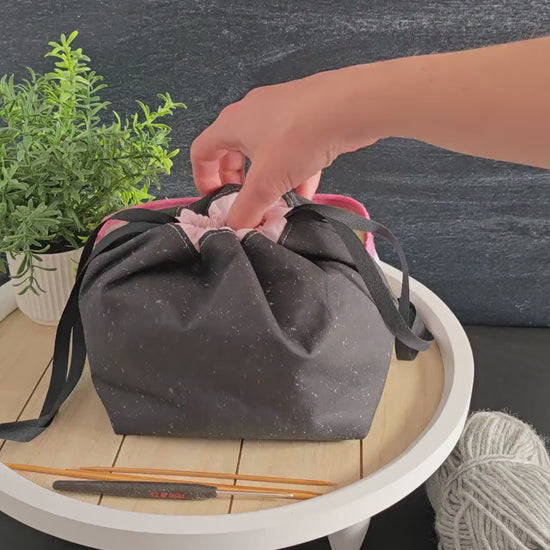 Video der Projekttasche in Aktion – praktischer Kordelzug, durchdachte Aufteilung und genug Platz für dein kreatives Hobby.