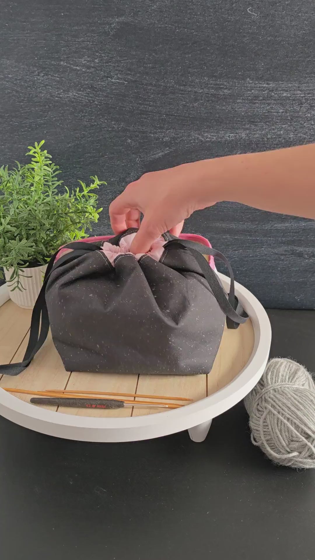 Video der Projekttasche in Aktion – praktischer Kordelzug, durchdachte Aufteilung und genug Platz für dein kreatives Hobby.