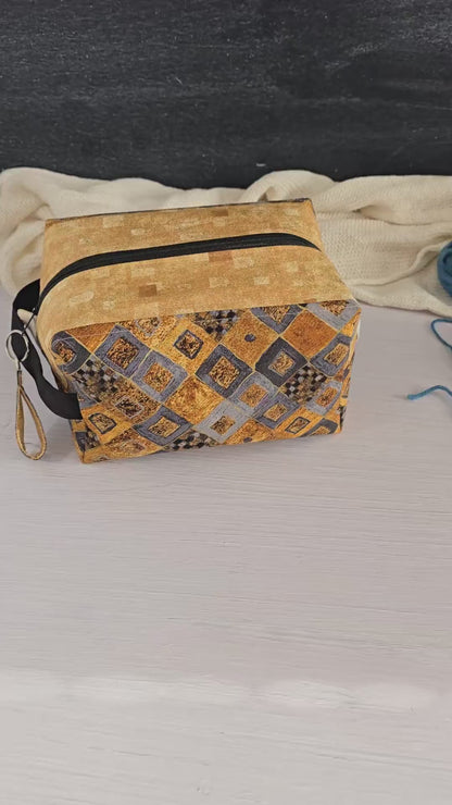 Elegante Projekttasche Fenja Bag Solea Gold, vielseitig nutzbar für Strickzubehör, Wolle oder Kosmetik