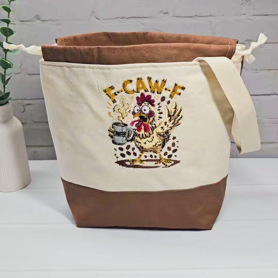 Projekttasche Tuva M aus hellem Canvas und Kaffeebraun mit gesticktem Kaffee-Huhn und Kordelzugverschluss. Handgenäht in Bayern von Nadelmikado.