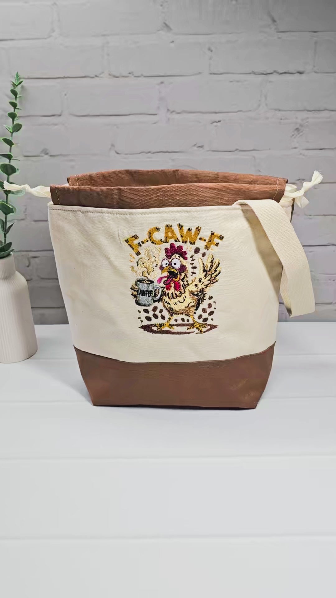 Projekttasche Tuva M aus hellem Canvas und Kaffeebraun mit gesticktem Kaffee-Huhn und Kordelzugverschluss. Handgenäht in Bayern von Nadelmikado.