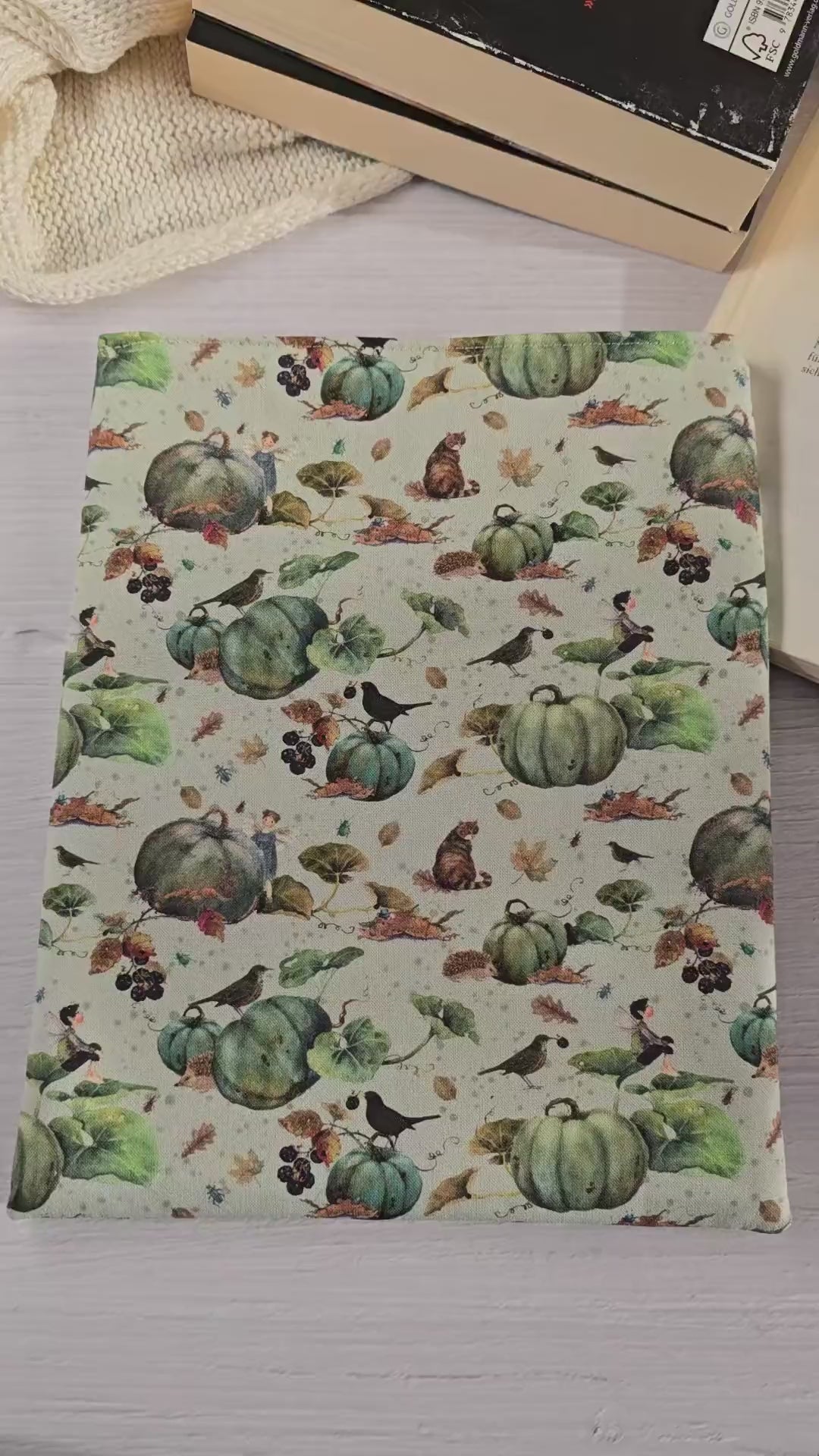 flach liegende Buchhülle mit herbstlichem Motiv und harmonischen Farben