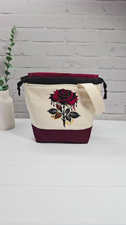 Projekttasche Tuva S aus hellem Canvas und Bordeaux mit gestickter Gothic Rose und schwarzem Kordelzugkragen. Handgenäht in Bayern von Nadelmikado.