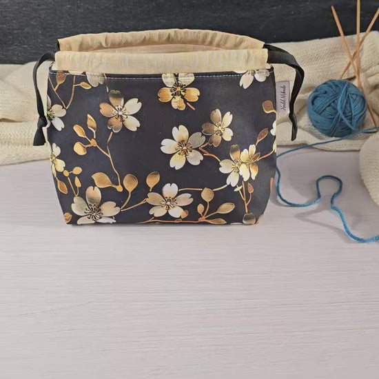 Die Lyra Bag als praktischer und stilvoller Projektbeutel für Strickprojekte.