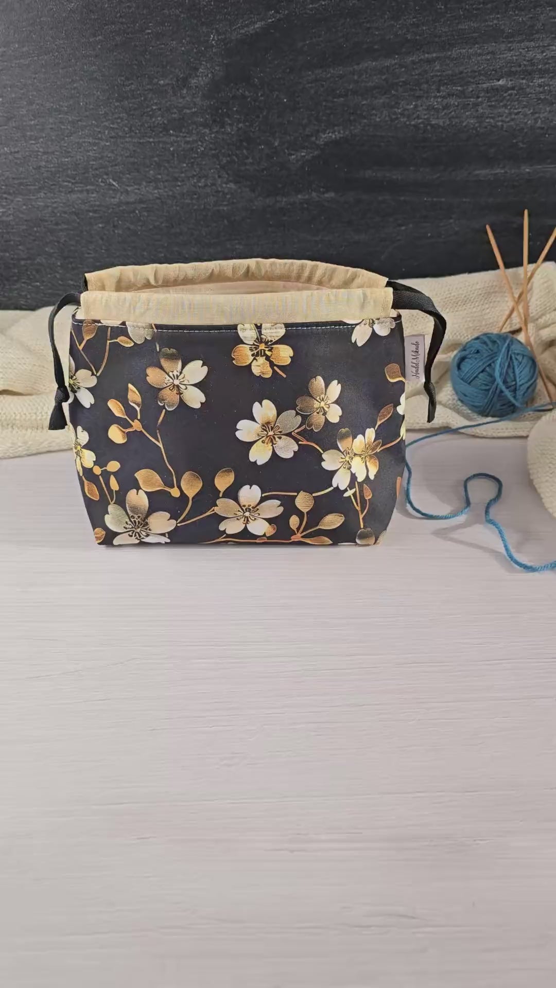 Die Lyra Bag als praktischer und stilvoller Projektbeutel für Strickprojekte.