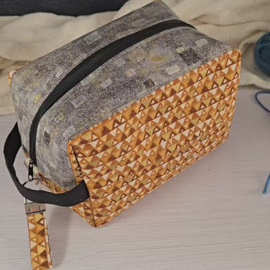 Handgemachte Boxy Bag, perfekt für unterwegs oder zur stilvollen Aufbewahrung zu Hause.