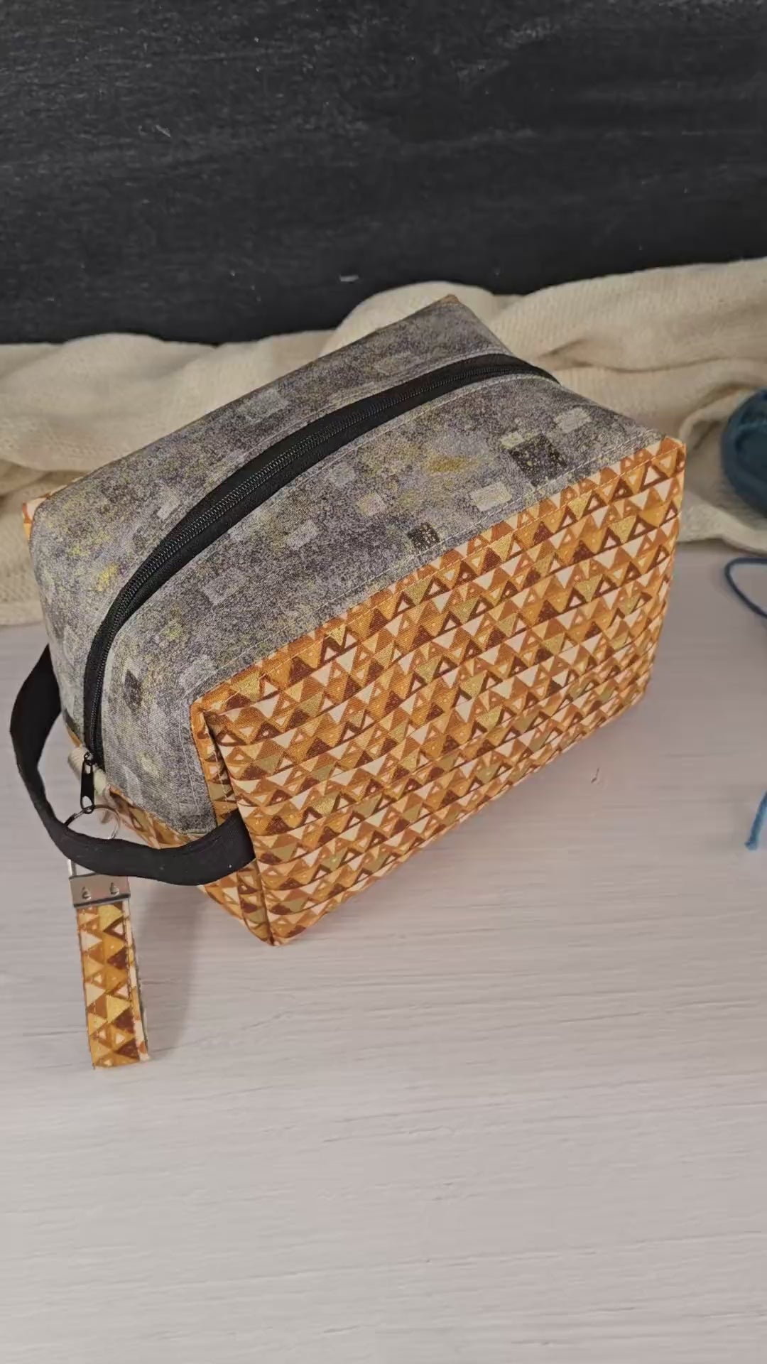 Handgemachte Boxy Bag, perfekt für unterwegs oder zur stilvollen Aufbewahrung zu Hause.