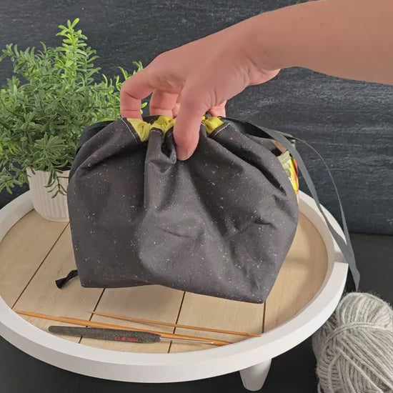 Video zeigt die Edda Bag „Sonnenzauber“ im Detail, von allen Seiten betrachtet, mit Fokus auf Funktionalität, Design und praktischer Handhabung