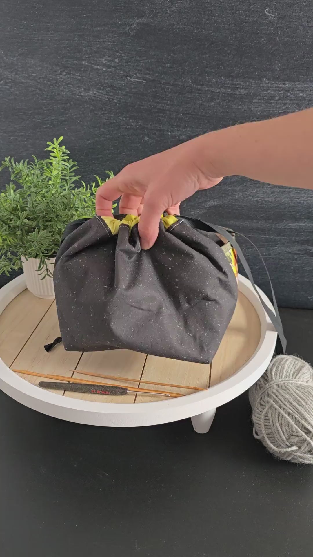 Video zeigt die Edda Bag „Sonnenzauber“ im Detail, von allen Seiten betrachtet, mit Fokus auf Funktionalität, Design und praktischer Handhabung