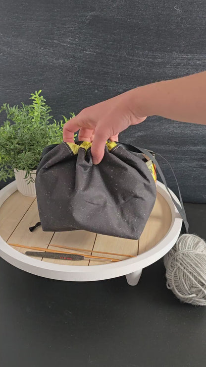 Video zeigt die Edda Bag „Sonnenzauber“ im Detail, von allen Seiten betrachtet, mit Fokus auf Funktionalität, Design und praktischer Handhabung