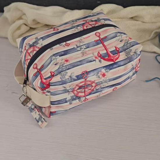 Stilvolle Stricktasche mit nautischen Motiven, ideal für kreative Projekte unterwegs.