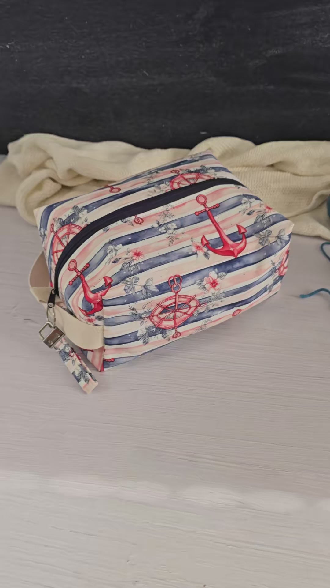 Stilvolle Stricktasche mit nautischen Motiven, ideal für kreative Projekte unterwegs.