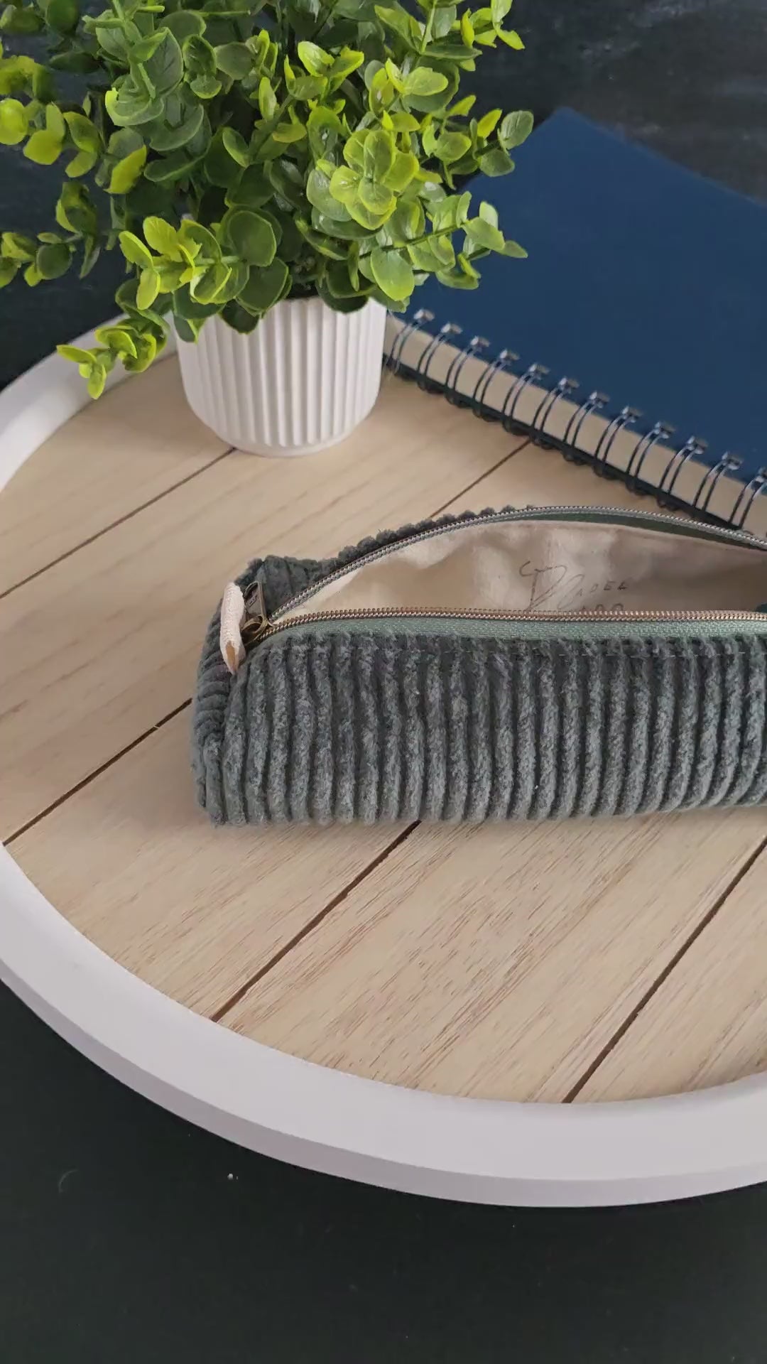 Video zeigt die Niva Bag Slate Bloom im Einsatz – Öffnen, Befüllen mit Stiften und Nadeln, sanftes Schließen des Reißverschlusses, Details von Stoff, Farbe und Struktur