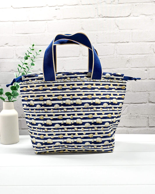 Mittlere Projekttasche Alva M im gestreiften Marine-Look mit Muscheln, zwei Henkeln und Kordelzug. Handgenäht in Bayern von Nadelmikado.