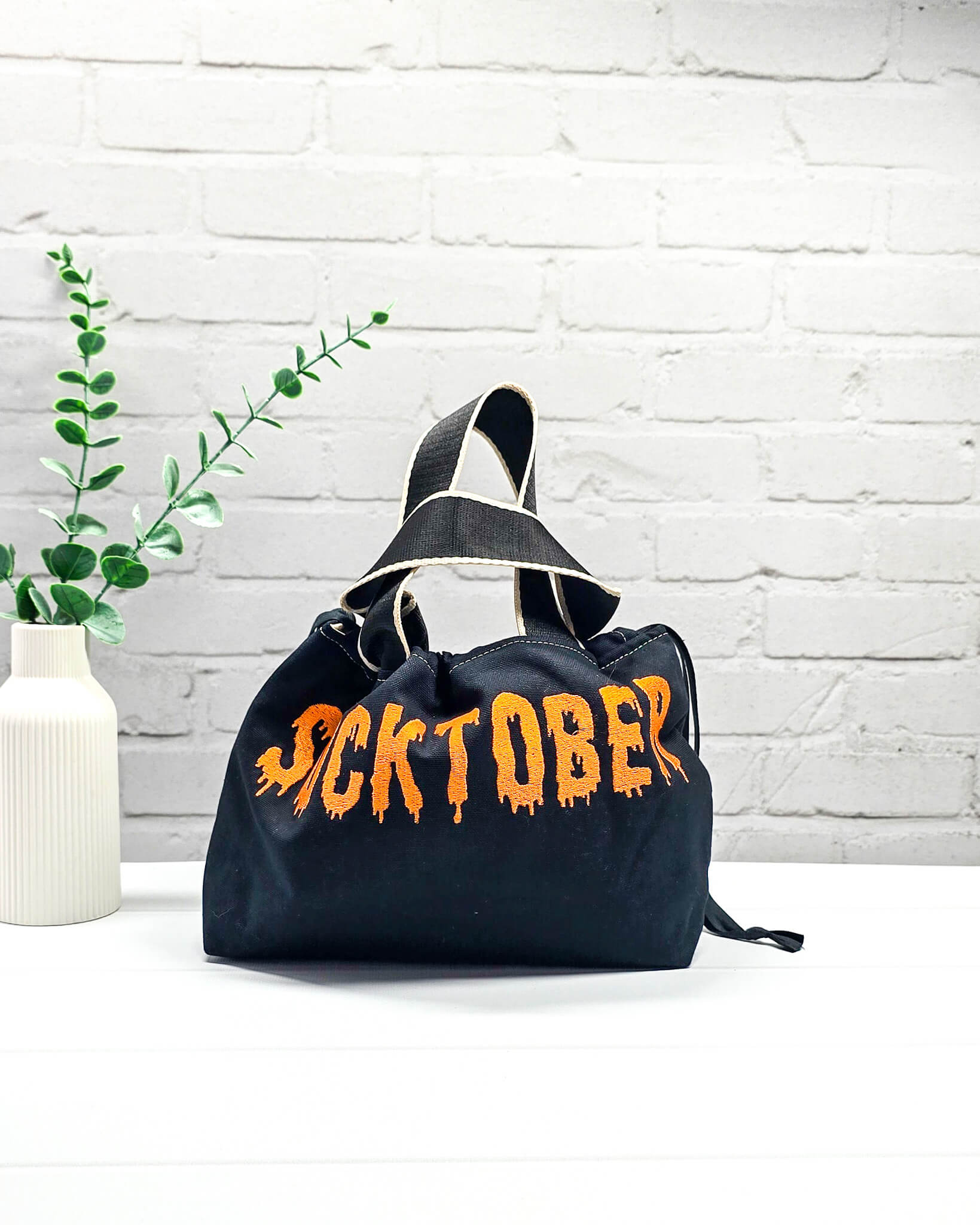 Bestickter Projektbeutel Alva S aus schwarzem Canvas mit orangefarbenem Socktober-Schriftzug, handgenäht in Bayern von NadelMikado