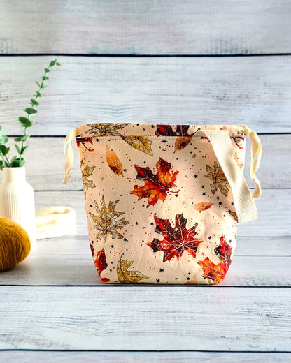 Projektbeutel Autumn Leaves – mit Kordelzug und Henkel, handgenäht in Bayern von Nadelmikado