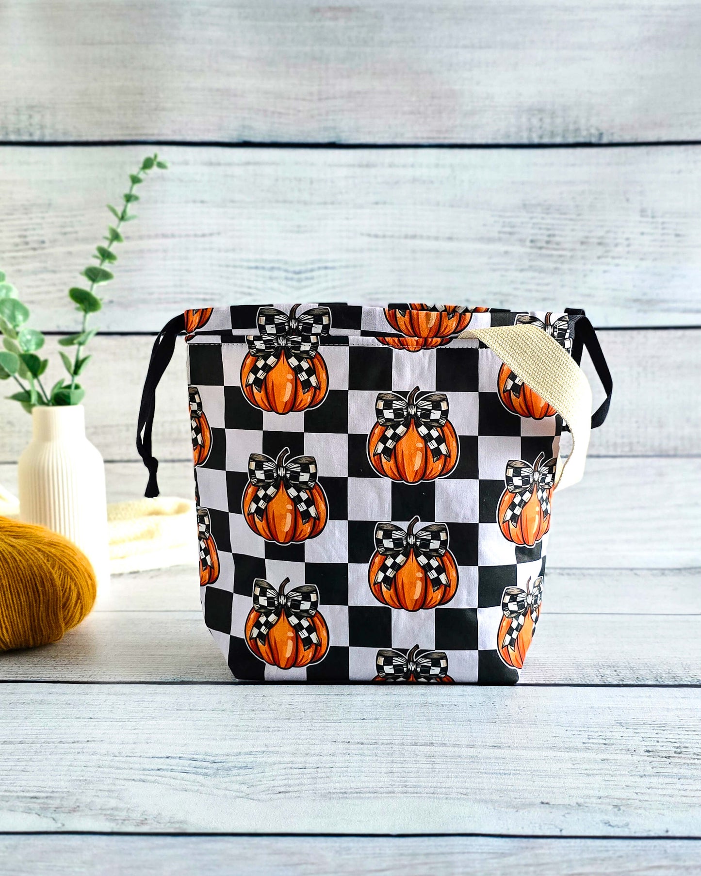 Projektbeutel Checkered Pumpkin – mit Kordelzug und Henkel, handgenäht in Bayern von Nadelmikado