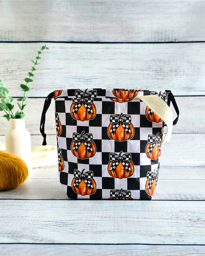 Projektbeutel Checkered Pumpkin – mit Kordelzug und Henkel, handgenäht in Bayern von Nadelmikado