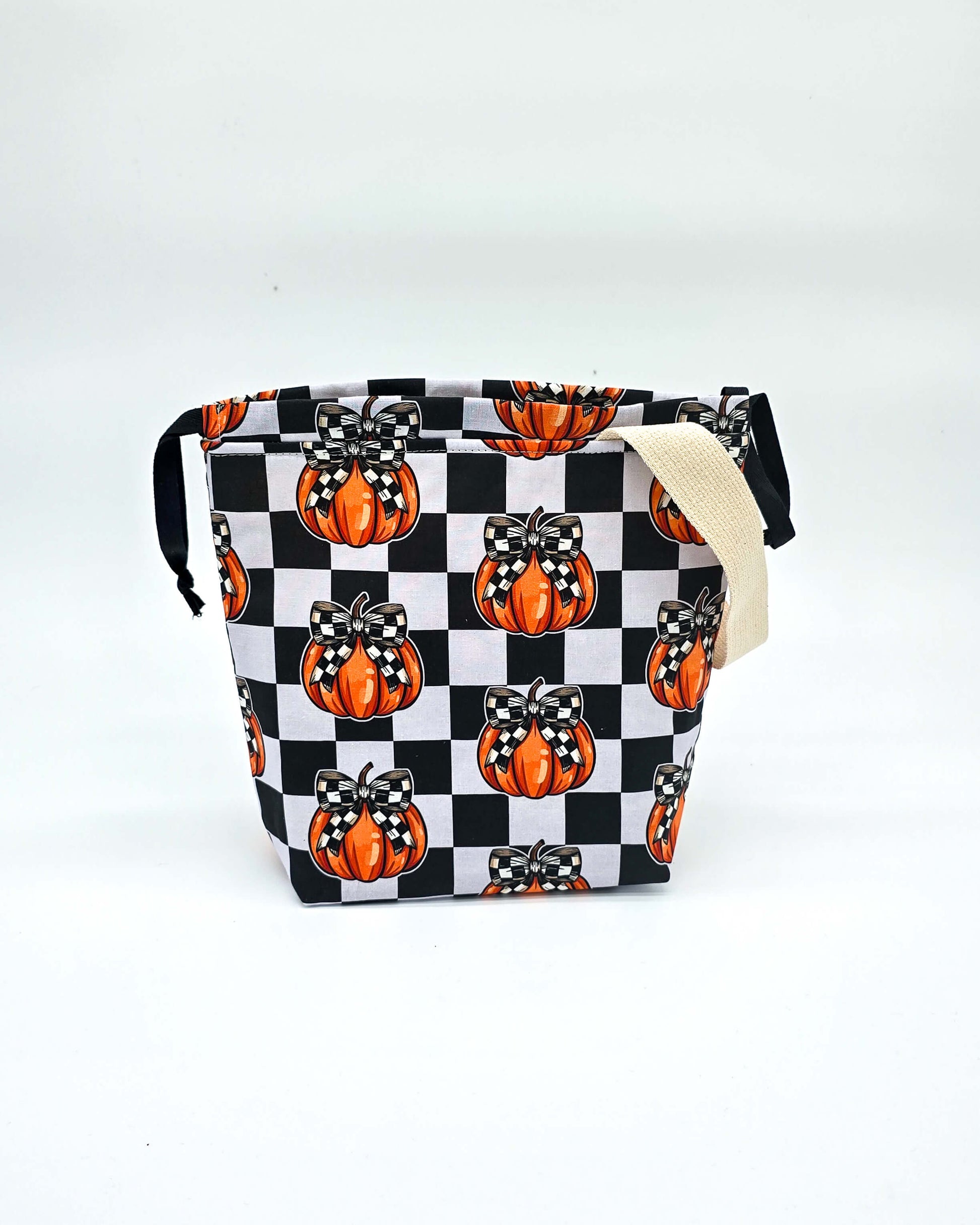 Projektbeutel Checkered Pumpkin – mit Kordelzug und Henkel, handgenäht in Bayern von Nadelmikado