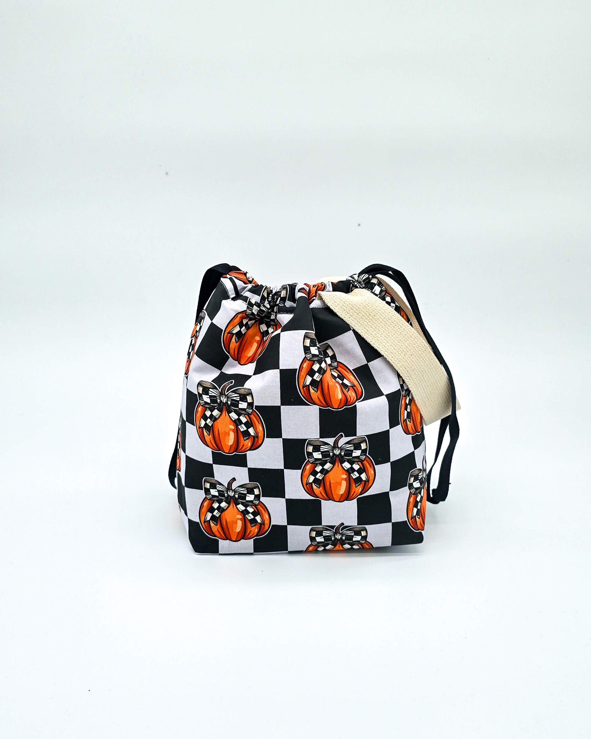 Projektbeutel Checkered Pumpkin – mit Kordelzug und Henkel, handgenäht in Bayern von Nadelmikado