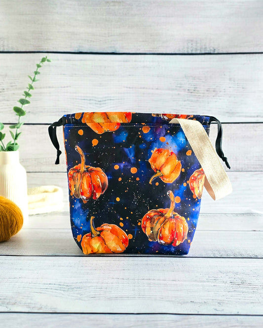 Projektbeutel Cosmic Pumpkin – mit Kordelzug und Henkel, handgenäht in Bayern von Nadelmikado