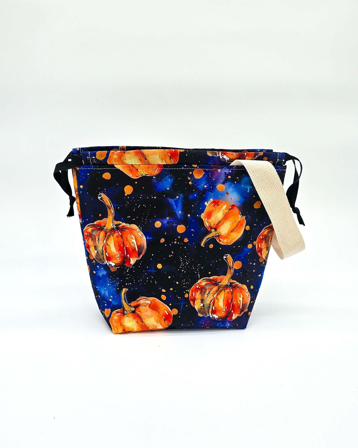 Projektbeutel Cosmic Pumpkin – mit Kordelzug und Henkel, handgenäht in Bayern von Nadelmikado