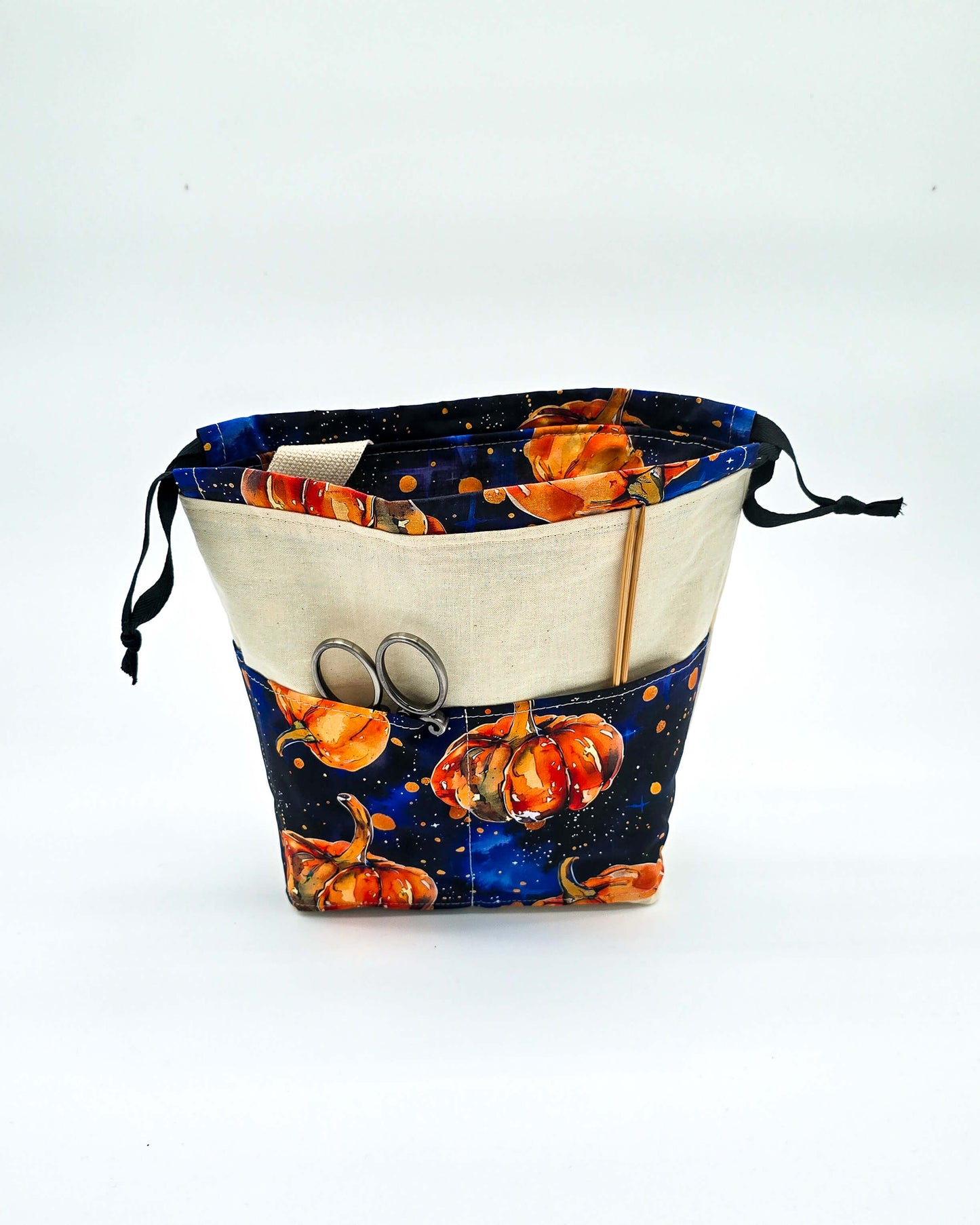 Projektbeutel Cosmic Pumpkin – mit Kordelzug und Henkel, handgenäht in Bayern von Nadelmikado