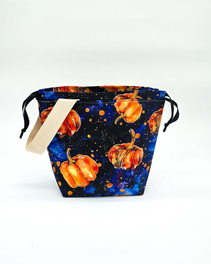 Projektbeutel Cosmic Pumpkin – mit Kordelzug und Henkel, handgenäht in Bayern von Nadelmikado