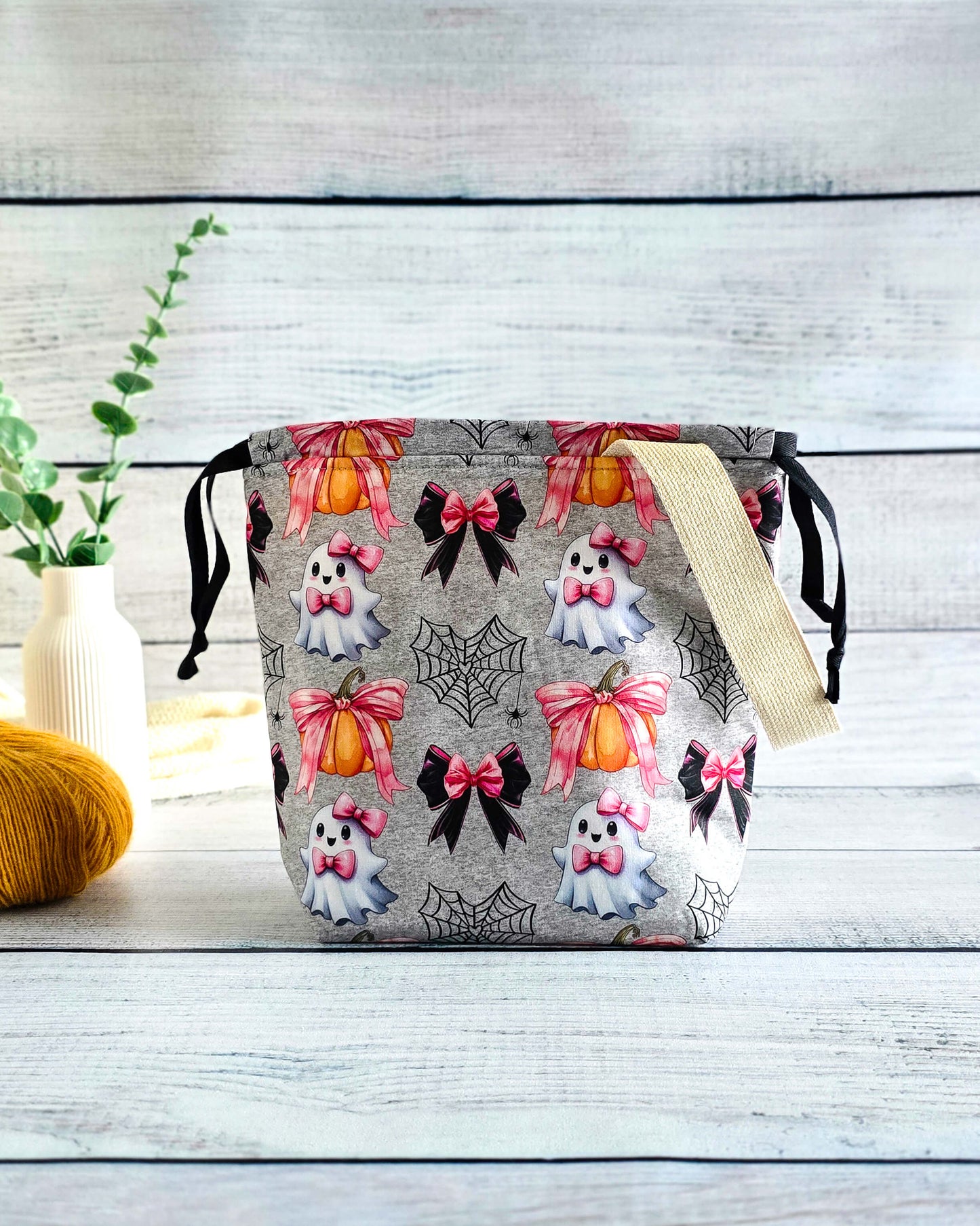 Projektbeutel Ghost & Ribbons – mit Kordelzug und Henkel, handgenäht in Bayern von Nadelmikado