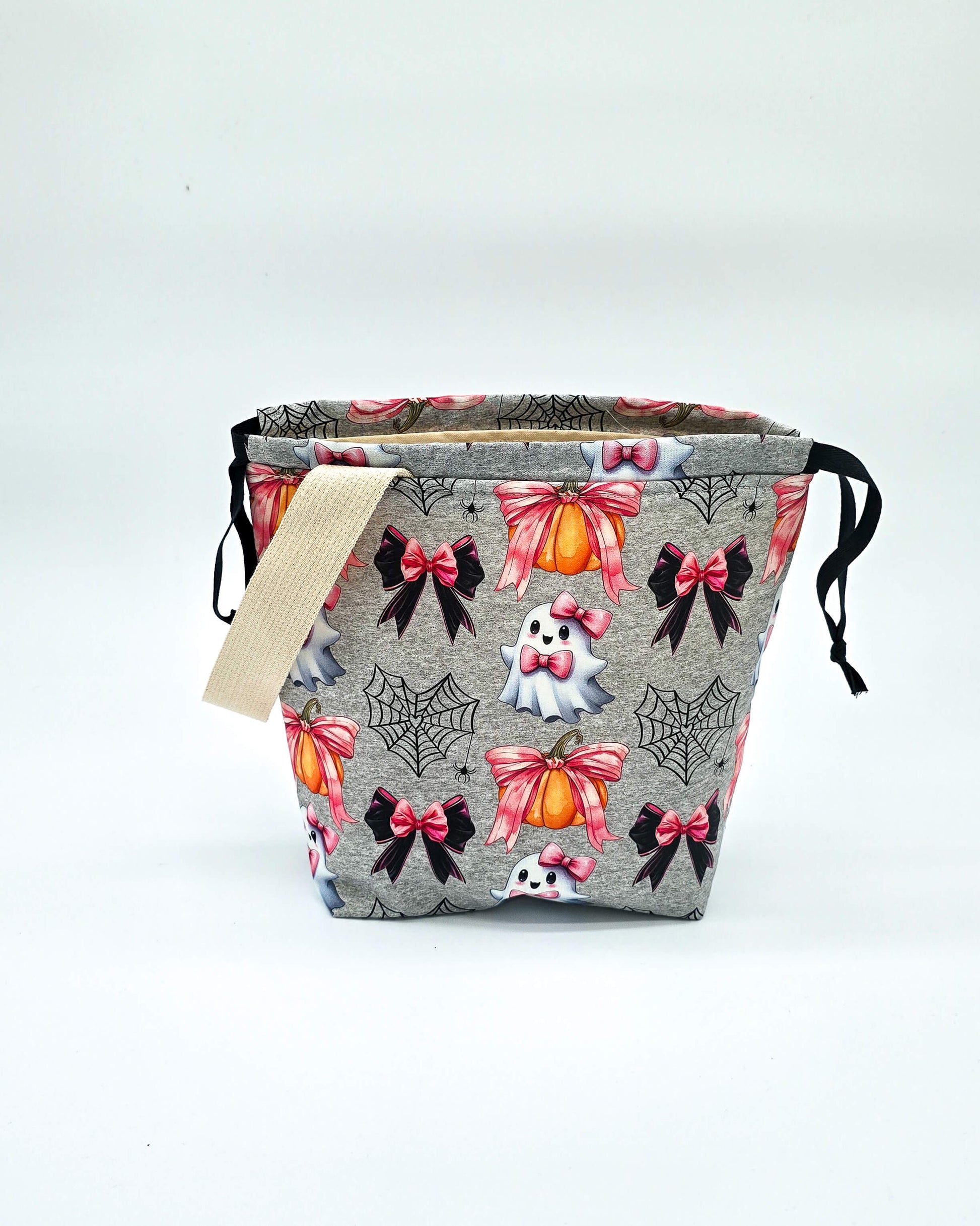 Projektbeutel Ghost & Ribbons – mit Kordelzug und Henkel, handgenäht in Bayern von Nadelmikado