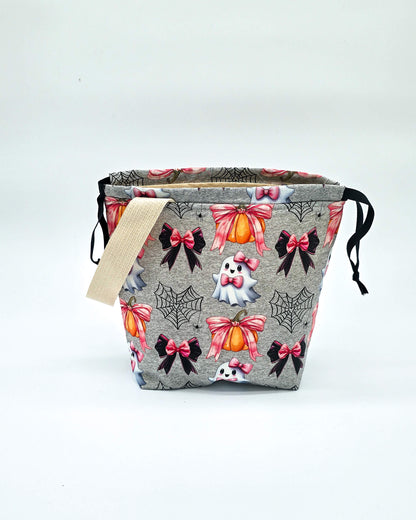 Projektbeutel Ghost & Ribbons – mit Kordelzug und Henkel, handgenäht in Bayern von Nadelmikado