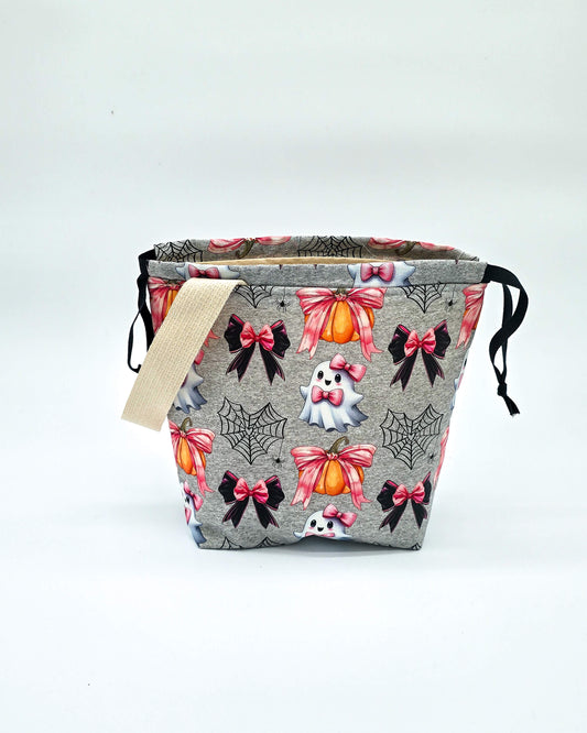 Projektbeutel Ghost & Ribbons – mit Kordelzug und Henkel, handgenäht in Bayern von Nadelmikado