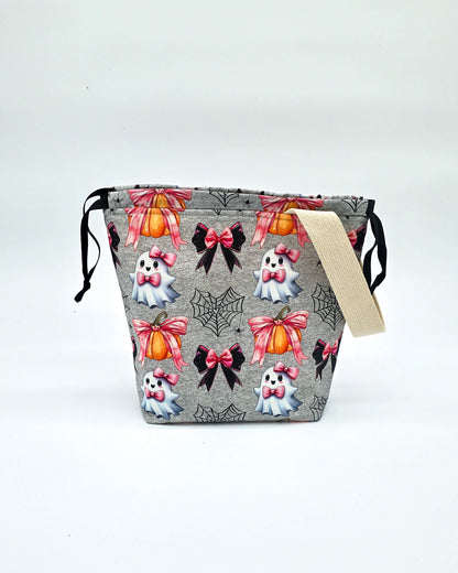 Projektbeutel Ghost & Ribbons – mit Kordelzug und Henkel, handgenäht in Bayern von Nadelmikado