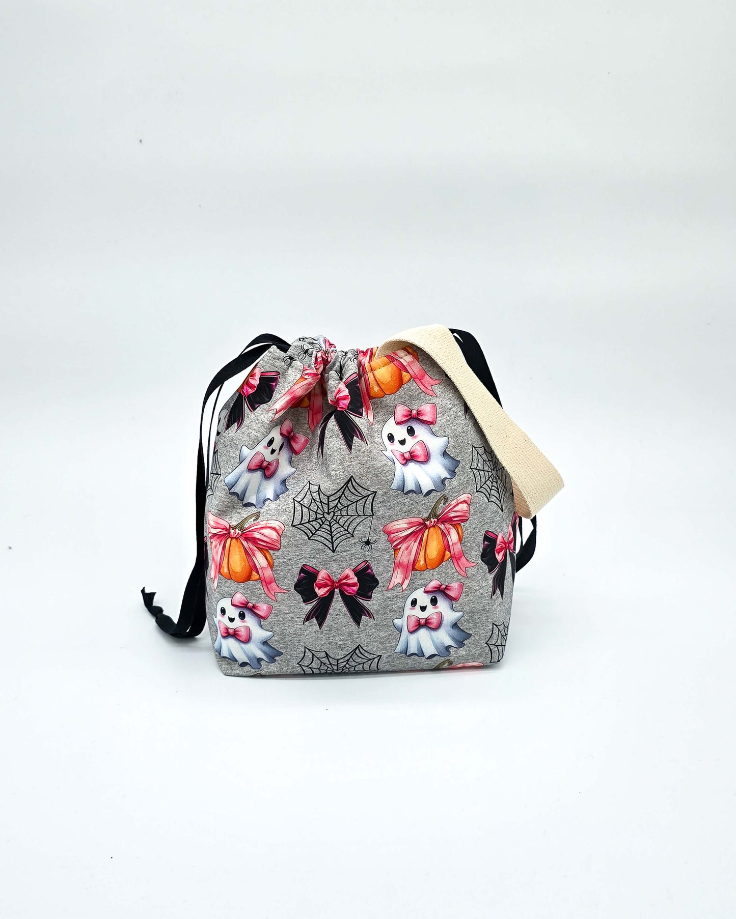 Projektbeutel Ghost & Ribbons – mit Kordelzug und Henkel, handgenäht in Bayern von Nadelmikado