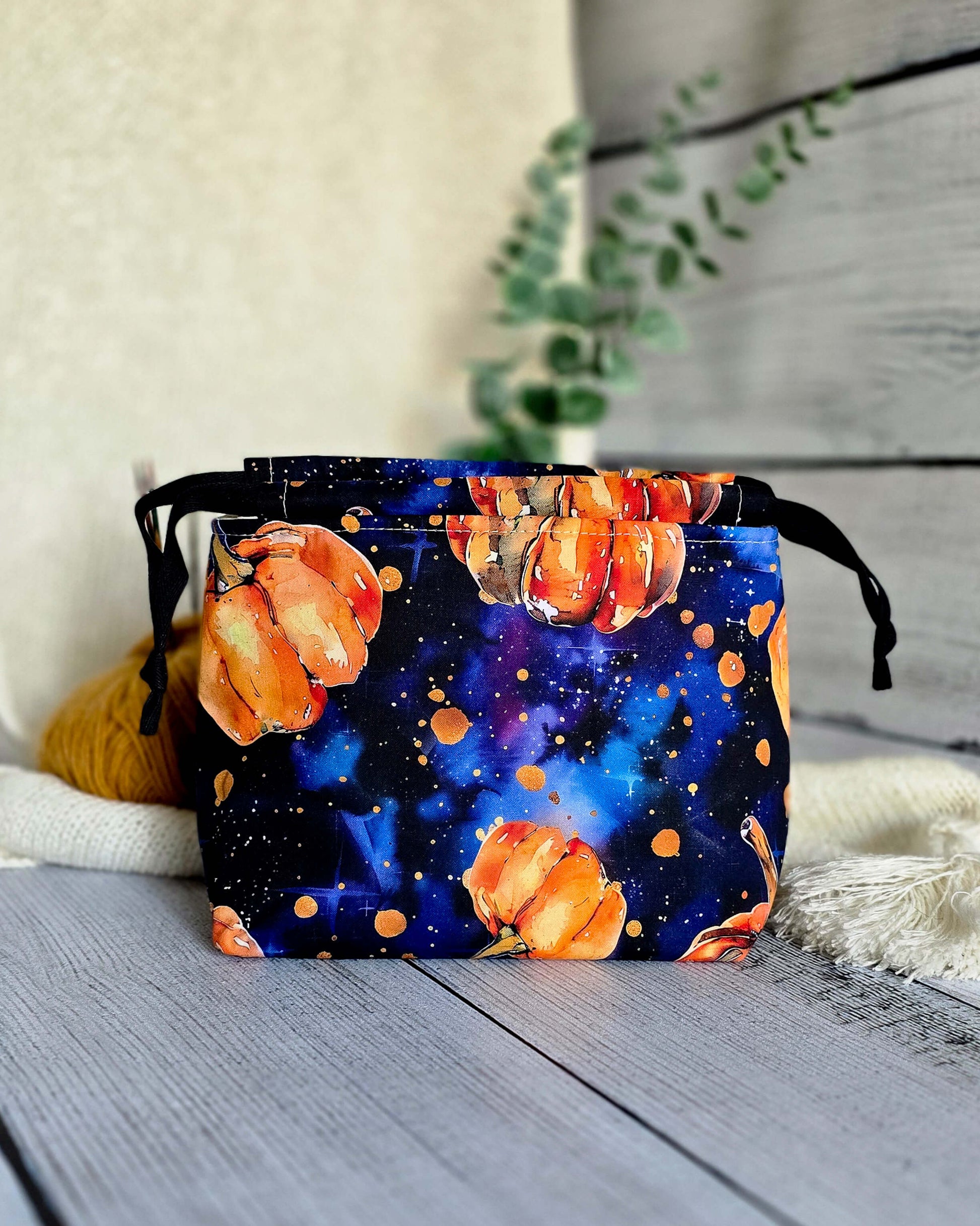 Lyra Projekttasche Halloween Galaxy mit Kürbismotiv, handgenäht in Bayern