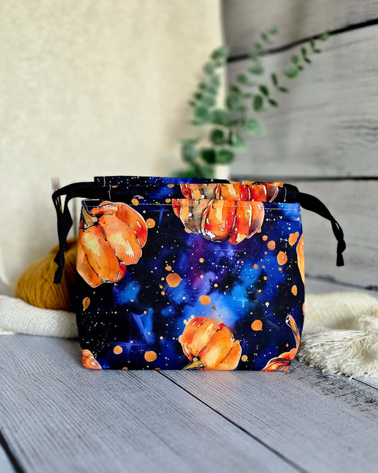 Lyra Projekttasche Halloween Galaxy mit Kürbismotiv, handgenäht in Bayern