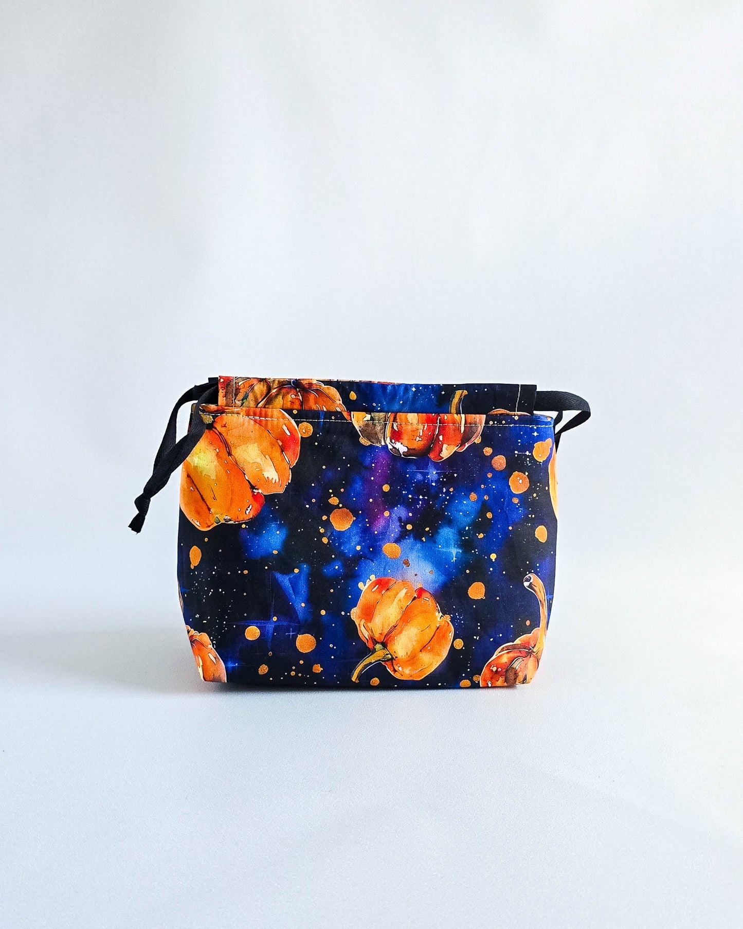 Lyra Projekttasche Halloween Galaxy mit Kürbismotiv, handgenäht in Bayern