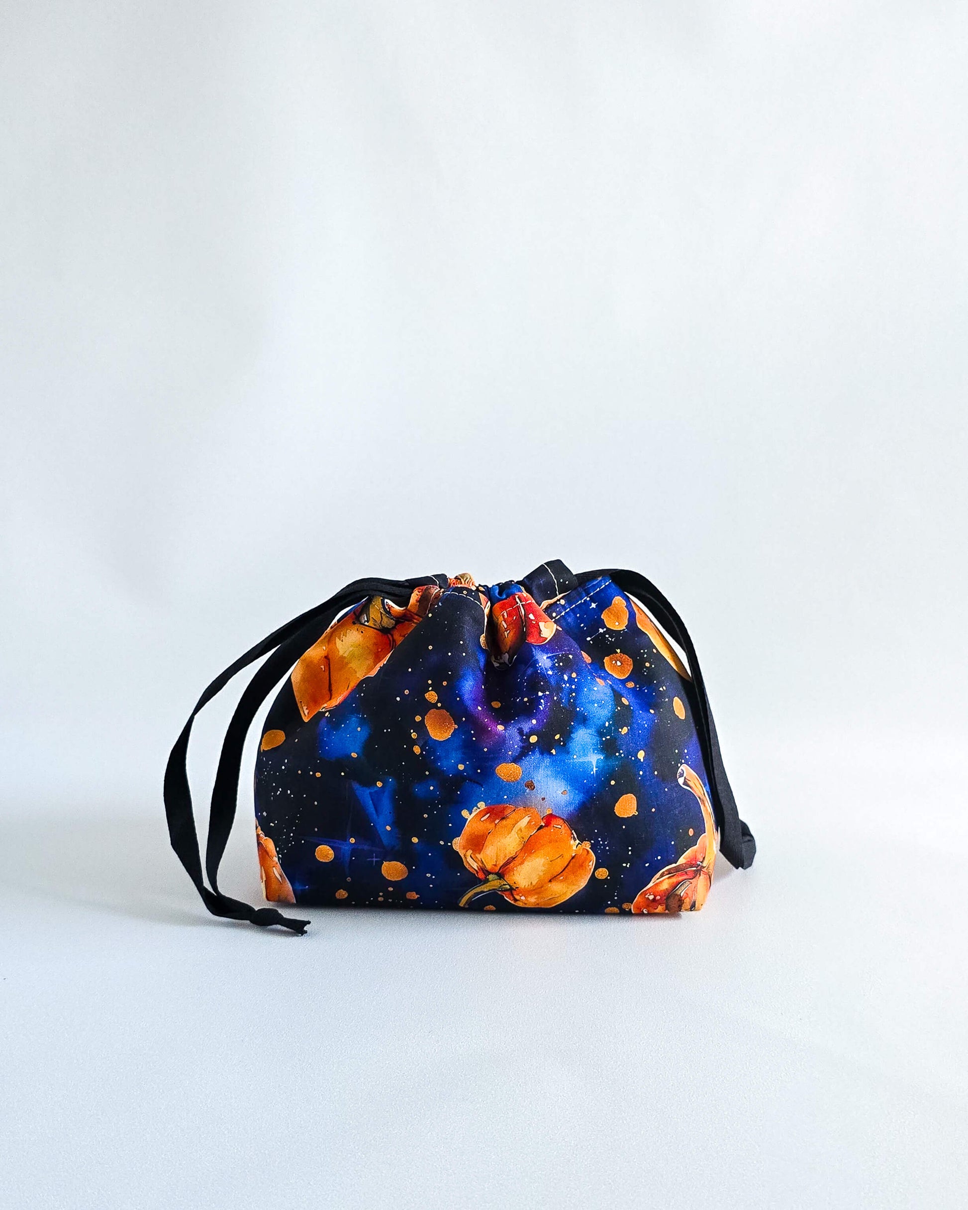 Lyra Projekttasche Halloween Galaxy mit Kürbismotiv, handgenäht in Bayern