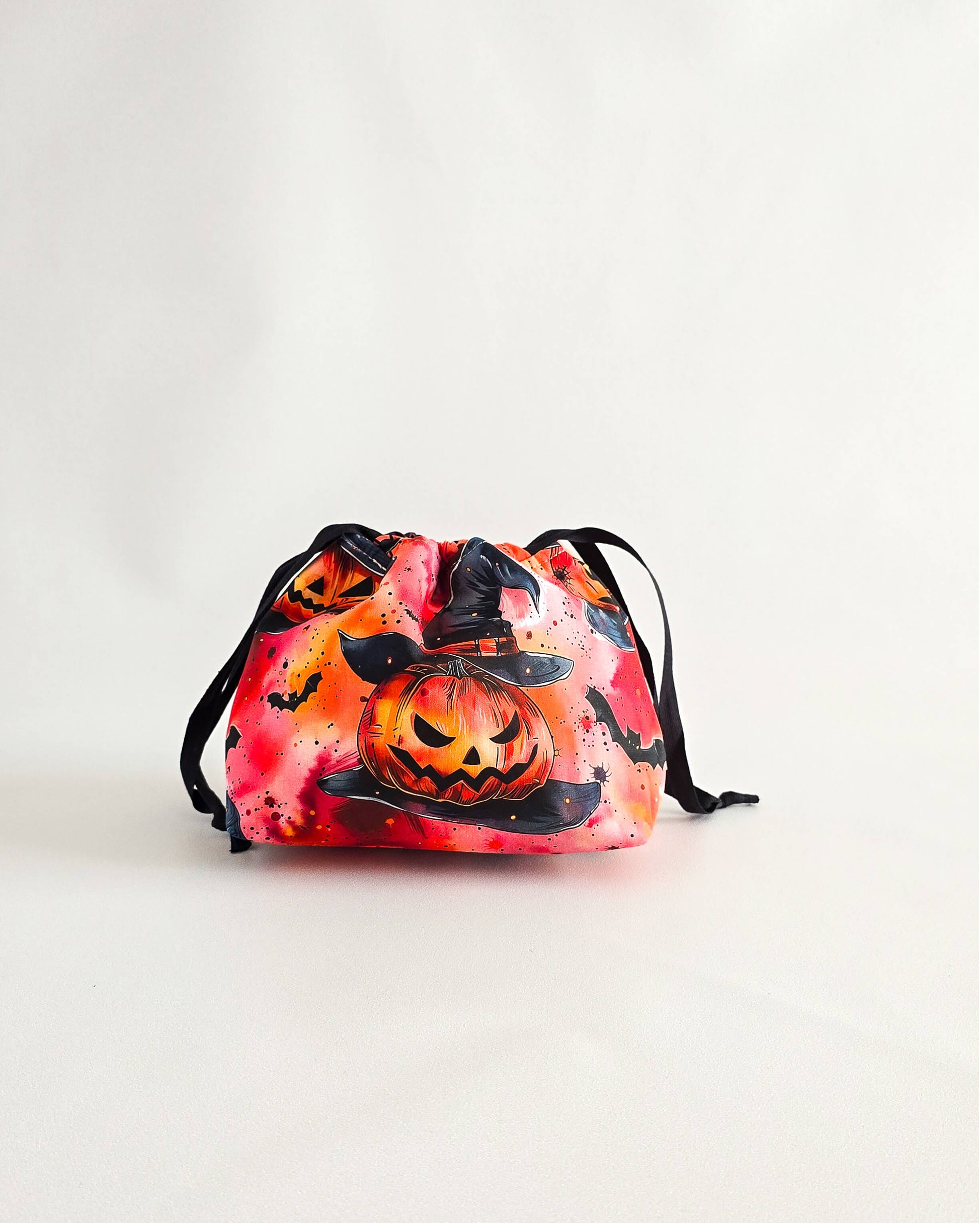 Lyra Projekttasche Hexenkürbis mit Fledermäusen, handgenähter Projektbeutel Halloween von Nadelmikado aus Deutschland