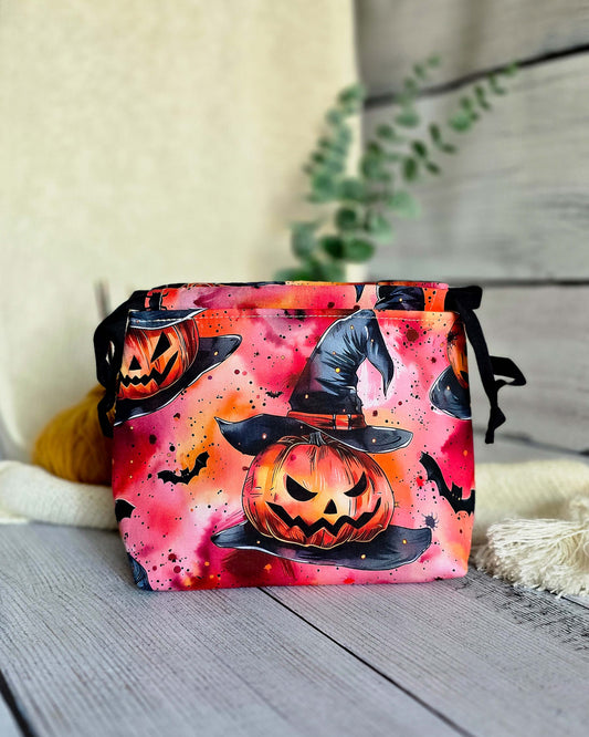 Lyra Projekttasche Hexenkürbis mit Fledermäusen, handgenähter Projektbeutel Halloween von Nadelmikado aus Deutschland