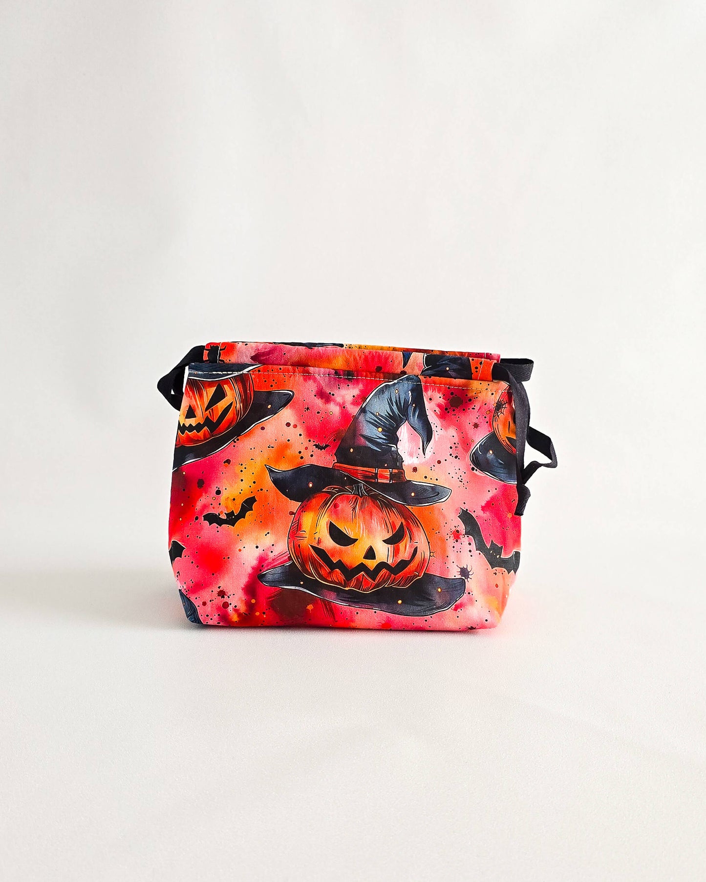Lyra Projekttasche Hexenkürbis mit Fledermäusen, handgenähter Projektbeutel Halloween von Nadelmikado aus Deutschland