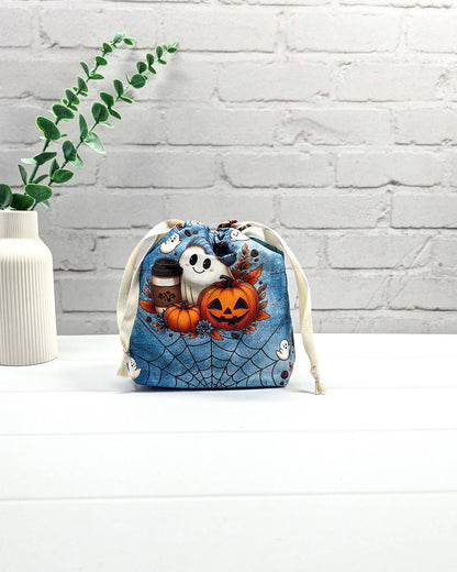 Kleiner Projektbeutel Tindra XS mit Halloween-Motiv aus Geistern, Kürbissen und Spinnennetzen auf blauem Stoff, handgenäht in Bayern von NadelMikado