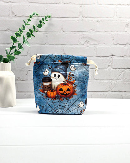 Kleiner Projektbeutel Tindra XS mit Halloween-Motiv aus Geistern, Kürbissen und Spinnennetzen auf blauem Stoff, handgenäht in Bayern von NadelMikado