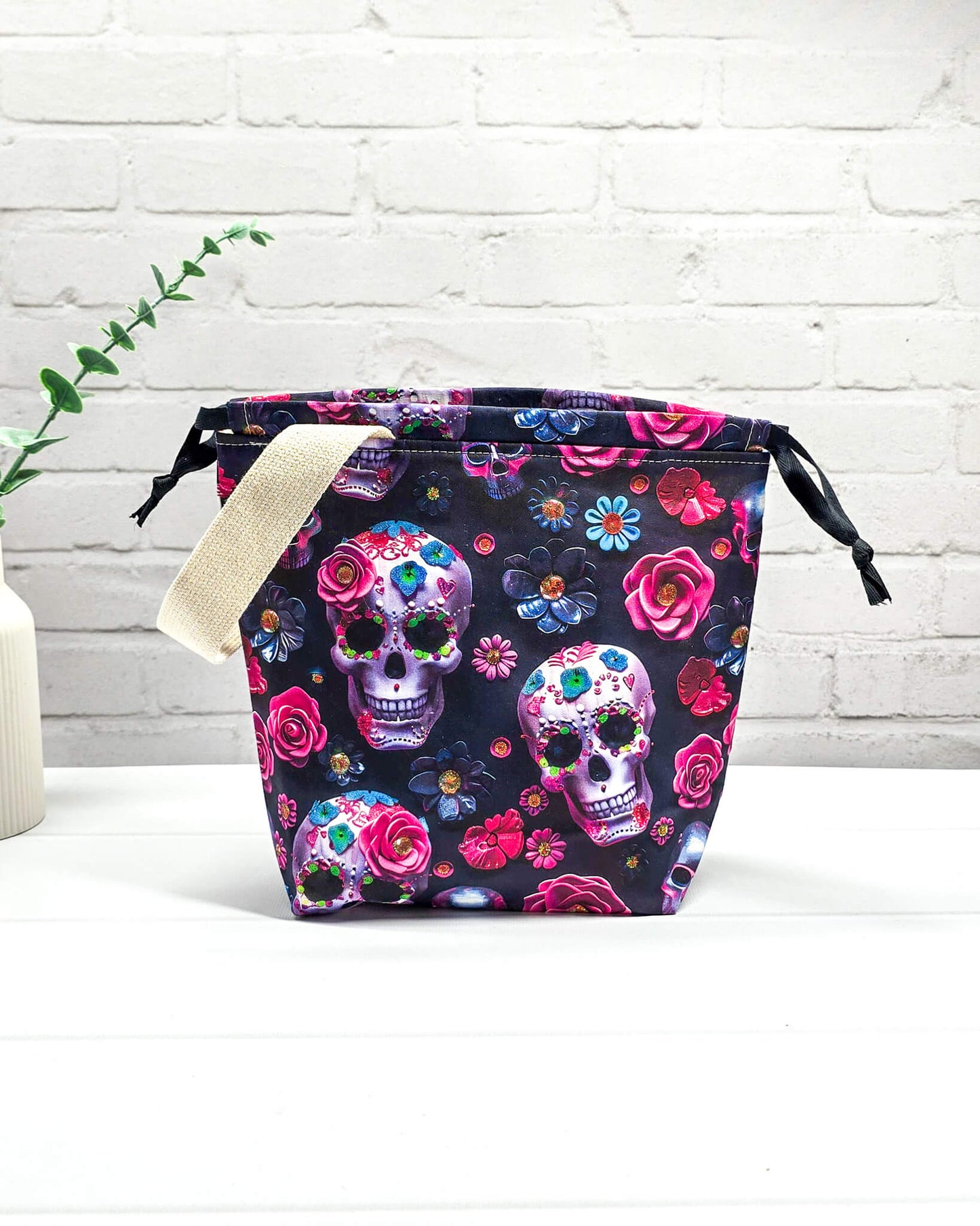 Projekttasche Tuva S mit bunten Sugar Skulls und Blumen auf schwarzem Stoff, passend für 200g Wolle - handgenäht in Bayern von Nadelmikado