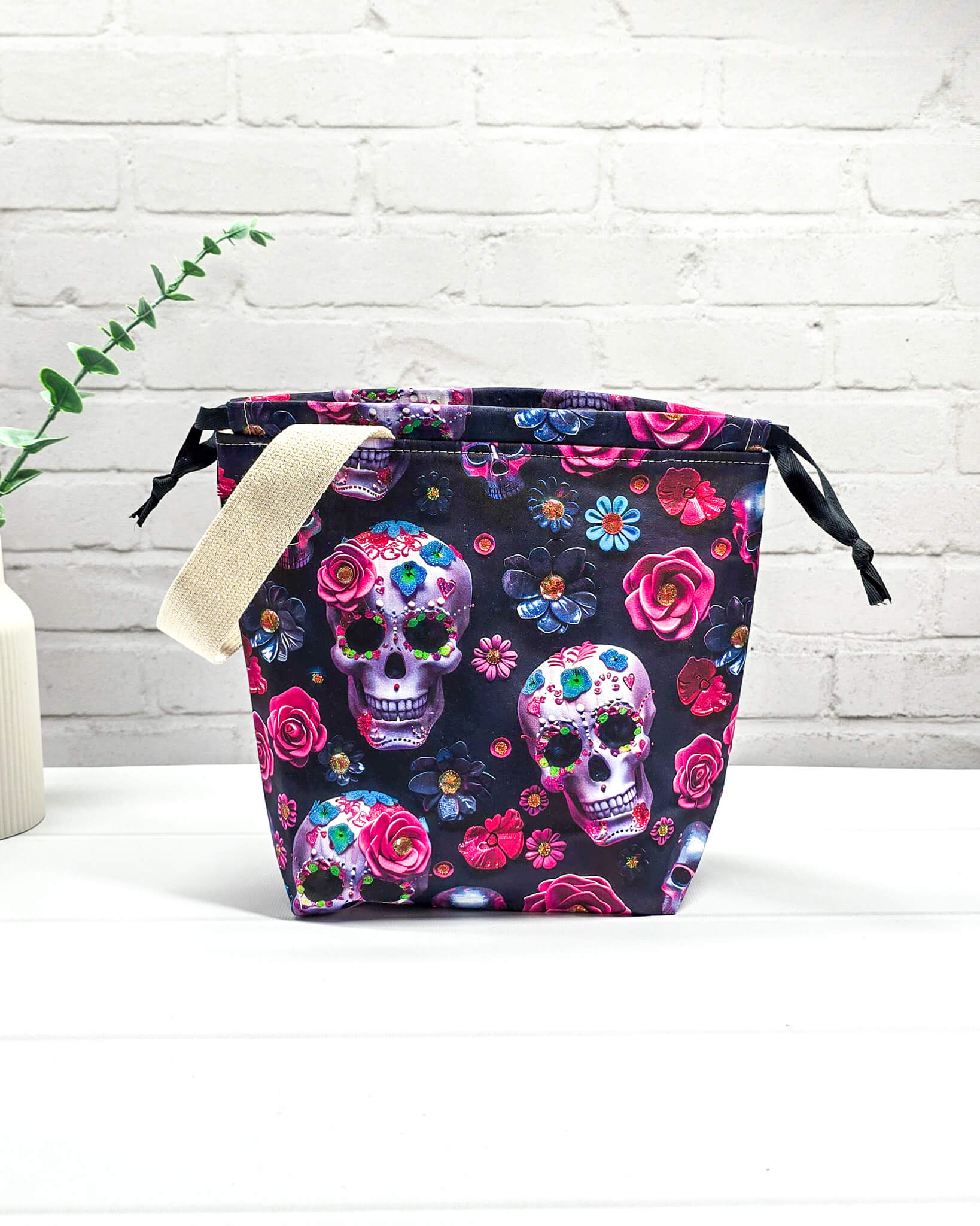 Projekttasche Tuva S mit bunten Sugar Skulls und Blumen auf schwarzem Stoff, passend für 200g Wolle - handgenäht in Bayern von Nadelmikado